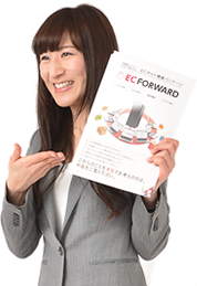 パンフレットを説明する女性スタッフ