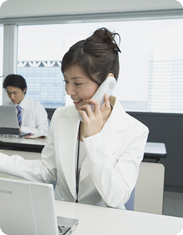 アポイントをとる女性