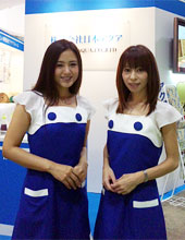 展示会コンパニオン2名