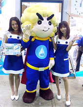 株式会社日本アクア様のキャラクターと展示会コンパニオン2