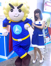 株式会社日本アクア様のキャラクターと展示会コンパニオン3