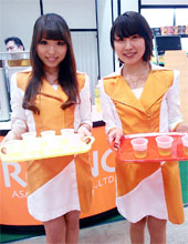 飲物を配る展示会コンパニオン