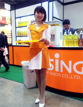 飲物を手にした展示会コンパニオン