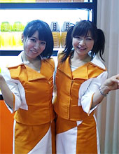 展示会コンパニオン2名