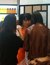 飲物を配る展示会コンパニオン2