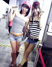 展示会コンパニオン2名